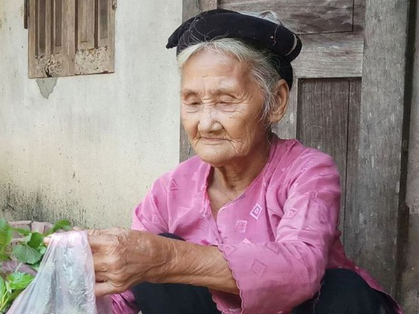 Clip: Xúc động việc cụ bà 83 tuổi lên xã xin ra khỏi diện hộ nghèo