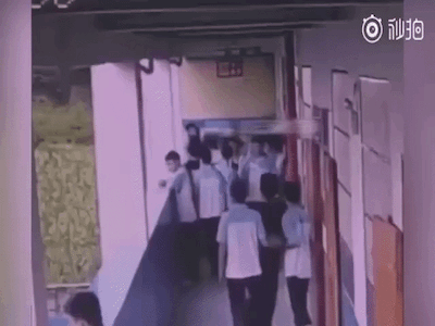 Mâu thuẫn ở trường, nam sinh đẩy bạn học ngã từ lầu 4 xuống đất khiến nạn nhân trọng thương nhưng lỗi không hoàn toàn nằm ở kẻ ra tay