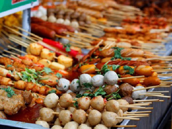 Ăn chả cá viên trong giờ ra chơi, trẻ lớp 1 bị hóc gây ngừng thở, hôn mê