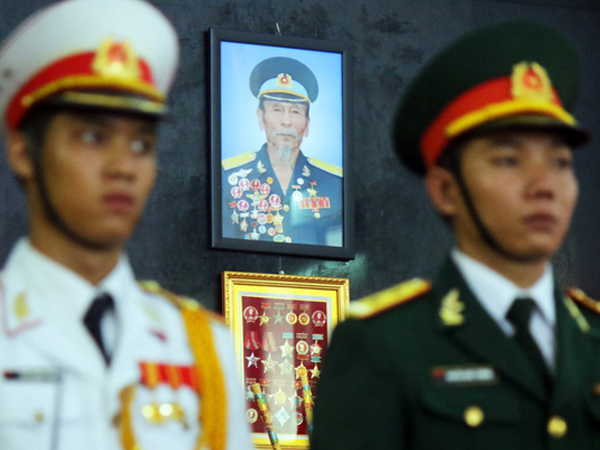 Xúc động những người đồng đội chào tiễn biệt phi công huyền thoại Nguyễn Văn Bảy