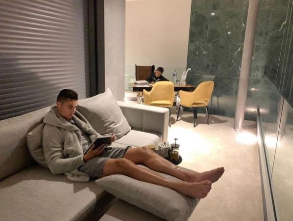 Ronaldo làm gì vào thời điểm Messi nhận giải thưởng FIFA The Best?