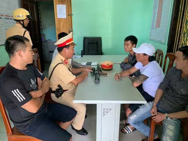 Nhóm người xe ô tô 7 chỗ rút súng dọa bắn cả xe khách vì không cho vượt