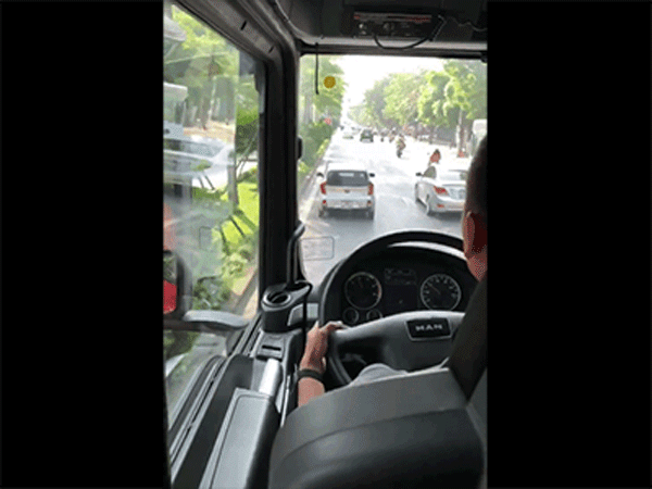 Công an xác minh vụ tài xế cản đường, xe cứu hỏa phải liên tục phát loa 'yêu cầu ô tô giảm tốc độ, đi gọn phía tay phải của mình' gây bức xúc