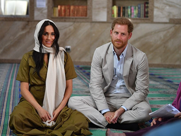 Meghan Markle bị chê kém tinh tế, thua xa chị dâu Kate khi lần đầu tiên đội khăn trùm đầu theo kiểu Hồi giáo