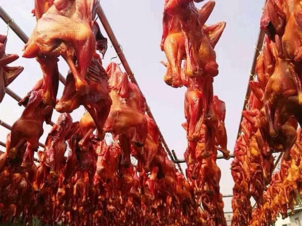 Sự tàn nhẫn đằng sau món gà hong gió Tây Tạng