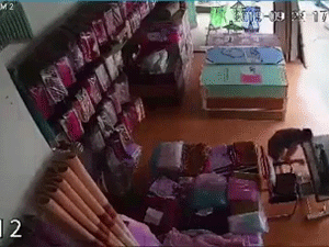 Kinh hoàng clip người phụ nữ tháo chạy, thoát chết trong gang tấc vụ xe tải chở đá lật làm sập nhà dân ở Nghệ An