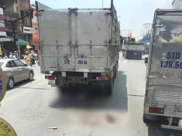 TP.HCM: Rẽ trái không quan sát, đôi nam nữ đi xe máy bị xe tải cán tử vong thương tâm