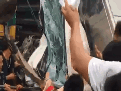 Video: Hỗn loạn cảnh CSGT và hàng chục người nâng xe tải bị tàu hỏa đâm bẹp dúm cứu tài xế