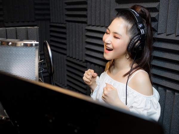 Hương Tràm ra MV dù đang ở Mỹ, điều gây sốc là nhắc lý do Thái Trinh - Quang Đăng chia tay vì người thứ 3?