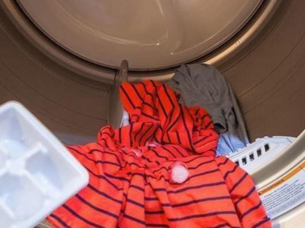Vì sao nhiều chị em lại thả 3 viên đá lạnh vào máy giặt?