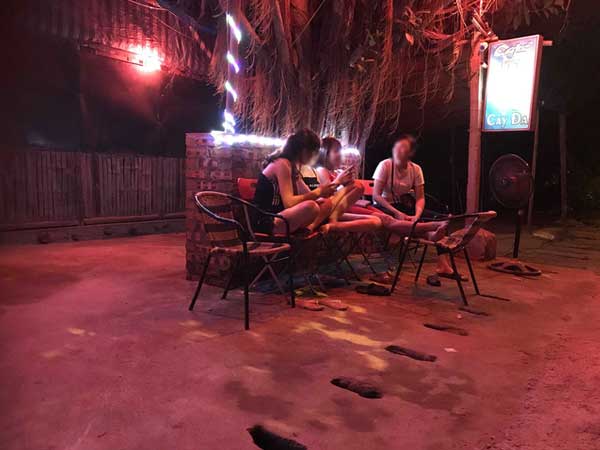 'Tối đỏ đèn' bên đường quốc lộ: Dịch vụ sung sướng nhếch nhác bên trong những quán massage đèn mờ