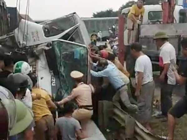 4 toa tàu hàng lật ra quốc lộ sau va chạm kinh hoàng với xe tải ở Nghệ An
