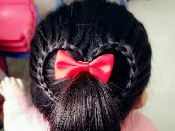 Cô giáo mầm non tết 20 kiểu tóc cho con suốt tháng, mẹ biết chuyện vô cùng tức giận