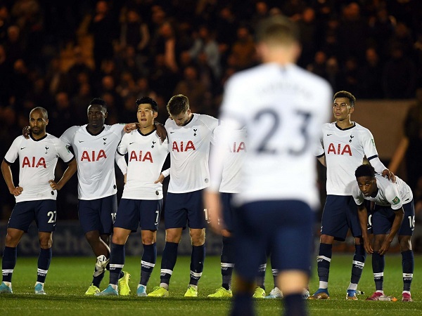 Eriksen và Moura đá hỏng penalty, Tottenham bị loại sốc bởi đội hạng 4