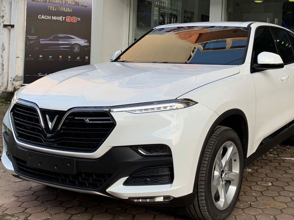 Hơn chục chiếc VinFast Lux lần đầu nối đuôi nhau trên phố khiến người dân Hà Nội tò mò
