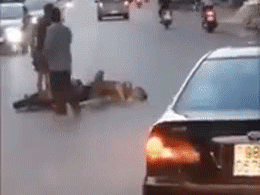 Clip: Nam thanh niên nằm co giật giữa đường và thái độ 'thờ ơ' của những người đi ngang gây tranh cãi