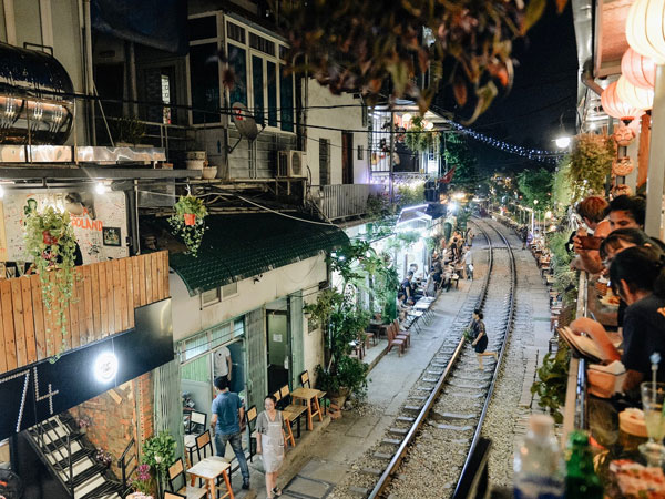 Nhà trọ ọp ẹp xóm đường tàu Hà Nội biến thành 'đất vàng': Dân kinh doanh bỏ 4 triệu, thuê 5m2 để bán cafe hốt bạc