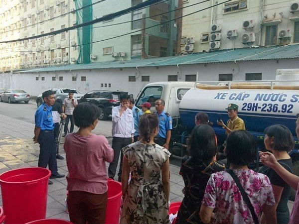 Nghịch cảnh chung cư cao cấp giữa lòng Hà Nội: Tòa nhà có nước nhưng dân không được dùng, phải xách xô đi mua vì nghi chủ đầu tư muốn thu 'phí quản lý vận hành'