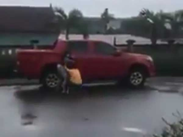 Video: Nguyên cán bộ công an hành hung vợ cũ dã man ngay cổng bệnh viện, dùng kéo dọa đâm nạn nhân