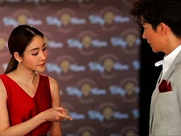 Về nhà bất ngờ, tôi thấy con nằm chỏng chơ ngoài phòng khách còn người giúp việc già thì hờ hững quấn khăn tắm