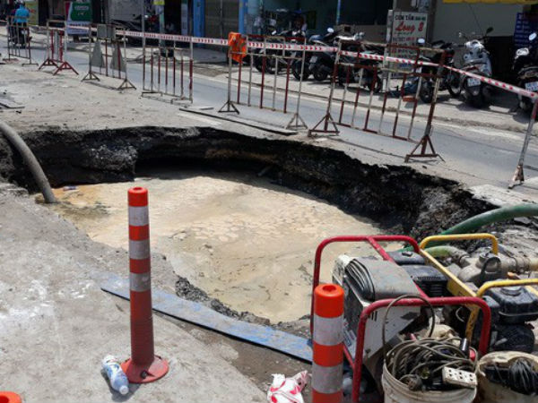 TP.HCM: 'Hố tử thần' xuất hiện liên tiếp trên đường sau tiếng nổ lớn khiến người dân sợ hãi