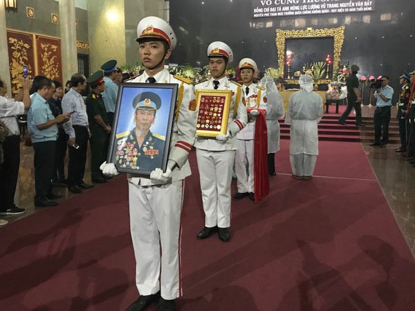 Hàng trăm người tiễn đưa Anh hùng phi công Nguyễn Văn Bảy về đất mẹ