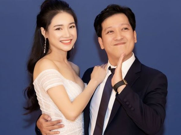 Kỷ niệm 1 năm ngày cưới, Nhã Phương háo hức 'đập hộp' hàng hiệu được Trường Giang tặng nhưng mở ra lại 'rớt nước mắt'