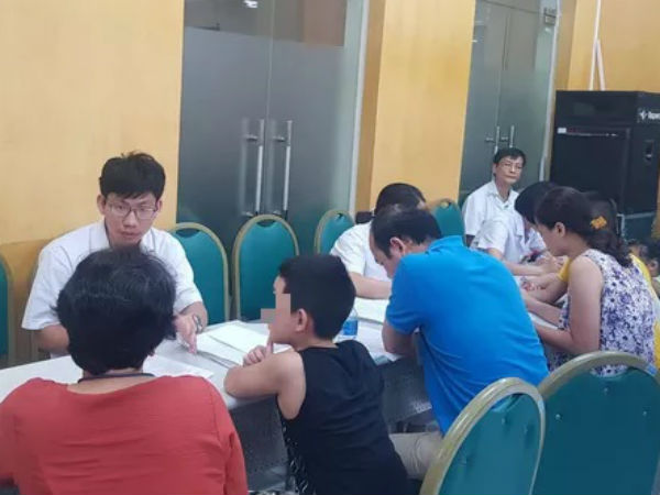 Chuyện lạ: Chàng trai Hà Nội không dám đi vệ sinh vì... sợ bẩn
