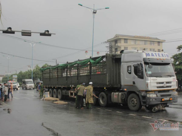 Người phụ nữ ở Quảng Trị bị xe đầu kéo cán chết trên đường đi làm