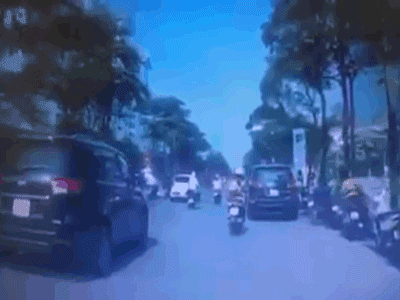 CLIP: Mải nhìn bình sữa rơi trên đường, 2 mẹ con suýt 'nộp mạng' dưới bánh xe ô tô