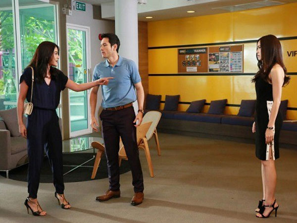 Bồ của chồng lớn tiếng khẳng định: 'Em yêu anh ấy vô điều kiện', nhưng vừa nhìn thấy thứ vợ đưa, ả tím mặt đi thẳng