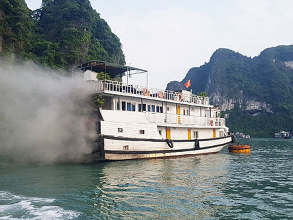 Tàu du lịch bất ngờ bốc cháy ngùn ngụt trên Vịnh Hạ Long