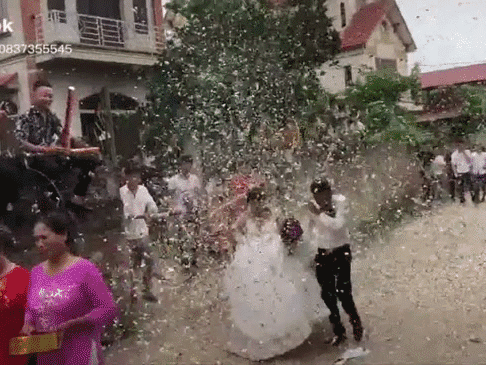 Xôn xao clip nhóm thanh niên bắn pháo giấy tung tóe mừng đám cưới, cười chưa thấy đâu, chỉ thấy dọn mệt