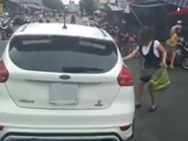 Clip: Một phụ nữ vô tư dừng xe ô tô giữa ngã 3 đông người qua lại chỉ để đi chợ