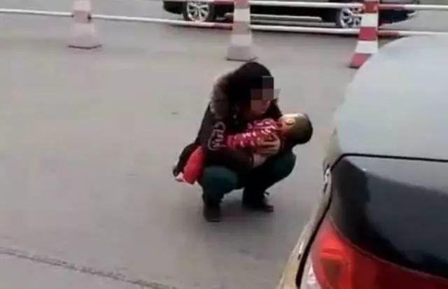 Bé 7 tuổi khóc lóc xin tha, mẹ vẫn quyết đánh để răn đe rồi nhận kết cục đau lòng