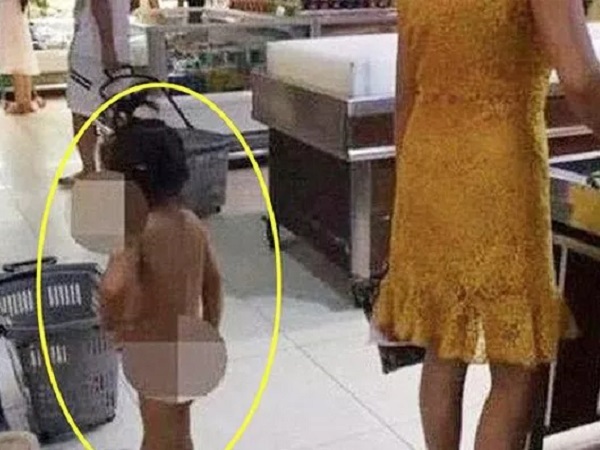 Mẹ dẫn con gái không mặc gì đi siêu thị, mọi người sốc đặt câu hỏi 'Không biết người mẹ đang nghĩ gì?'