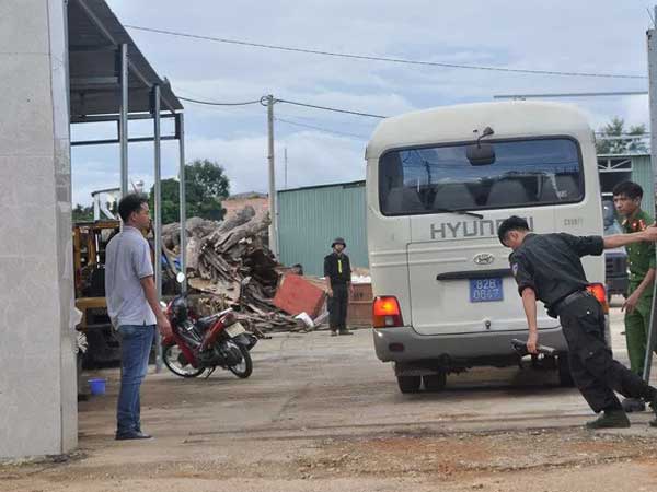 Khống chế kẻ vận chuyển ma túy dùng súng định 'mở đường máu'