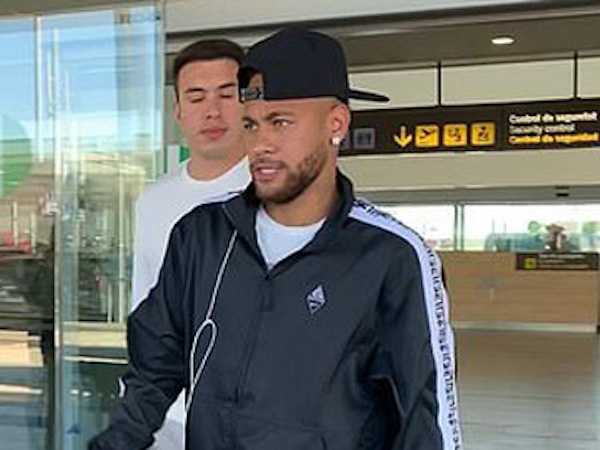 Neymar trở lại Barcelona để... đòi tiền thưởng