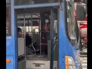 Tài xế xe buýt nhổ nước bọt, bóp còi inh ỏi... khi người đi đường nhắc nhở
