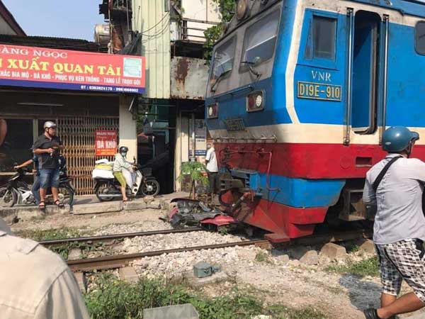 Hà Nội: Bị tàu hỏa kéo lê hàng chục mét, nam thanh niên tử vong tại chỗ