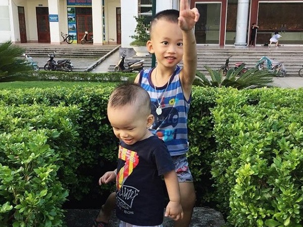 Cho con xem iPad từ 6 tháng tuổi, mẹ Cao Bằng lặng người khi nghe bác sĩ kết luận