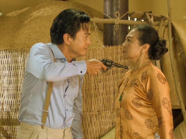 Tiếng sét trong mưa: Khải Duy chĩa súng vào đầu, bà Hội gào lên 'mày vì 1 đứa con gái mà giết mẹ mình'