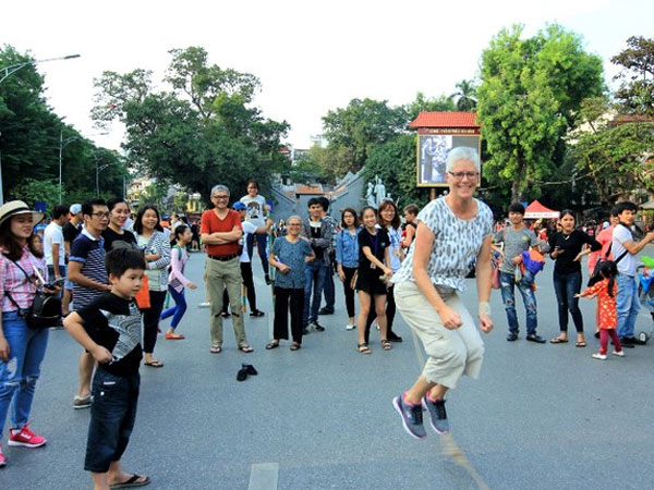 Xem xét thí điểm không cho phương tiện giao thông hoạt động 1 tháng với không gian đi bộ hồ Gươm