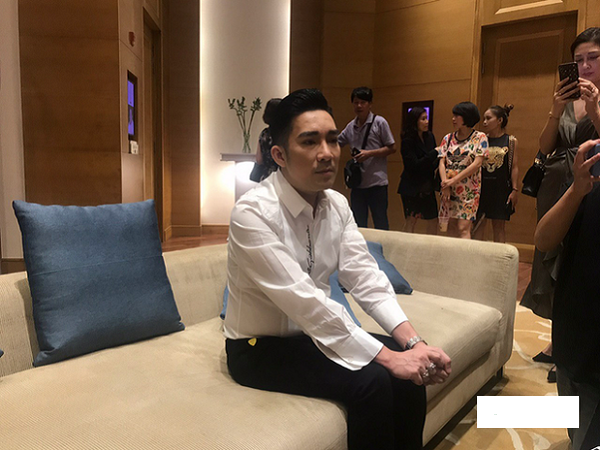 Sau khi ngất xỉu phải truyền nước biển, Quang Hà đang tất bật chuẩn bị diễn liveshow... ngay bây giờ tại địa điểm mới!