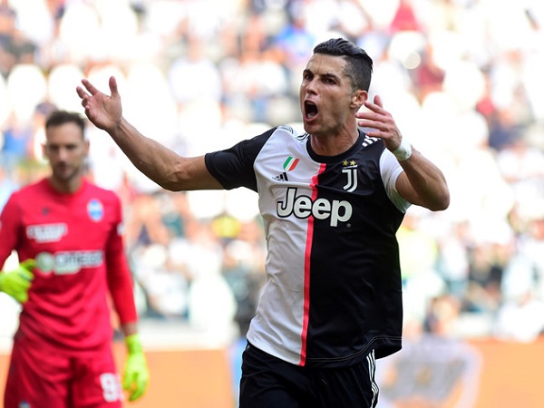Ronaldo trở lại và ghi bàn giúp Juventus vươn lên ngôi đầu