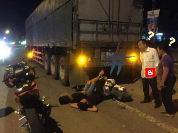 Xôn xao hình ảnh 2 thanh niên nằm vắt tay lên trán... ngủ say sưa giữa đường sau khi húc vào đuôi xe tải