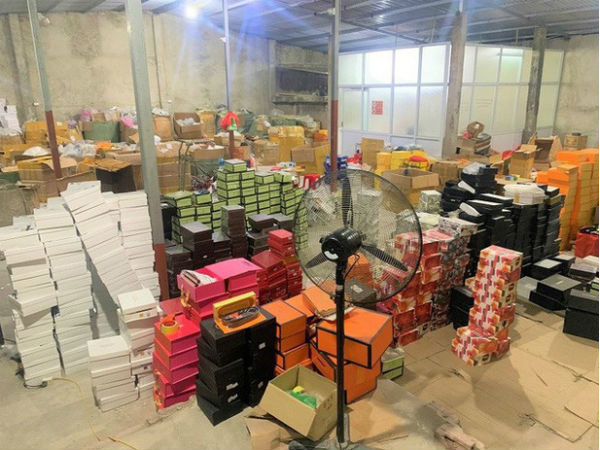 Phát hiện kho hàng chứa toàn túi hàng hiệu không nguồn gốc xuất xứ ở Hải Phòng