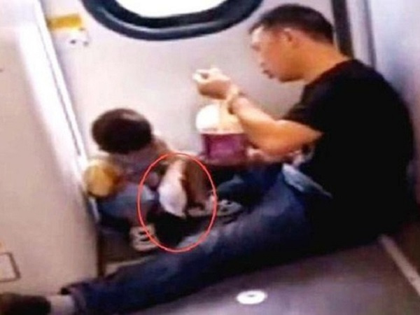 Cậu bé 3 tuổi đòi ăn trên tàu hỏa, hành động sau đó ai cũng gật gù khen là em bé ngoan, được giáo dục tốt