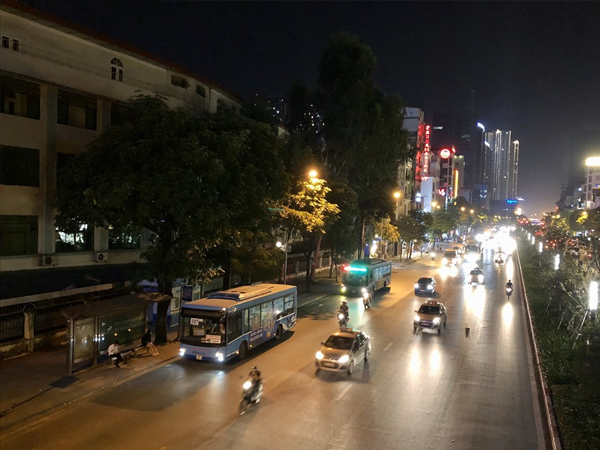Đêm xuống, bụi dày đặc vẫn bao phủ Hà Nội
