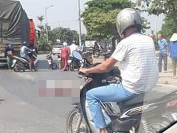 Hà Nội: Tai nạn giữa vòng xuyến, con trai 3 tuổi sợ hãi nhìn cha tử vong dưới bánh xe tải